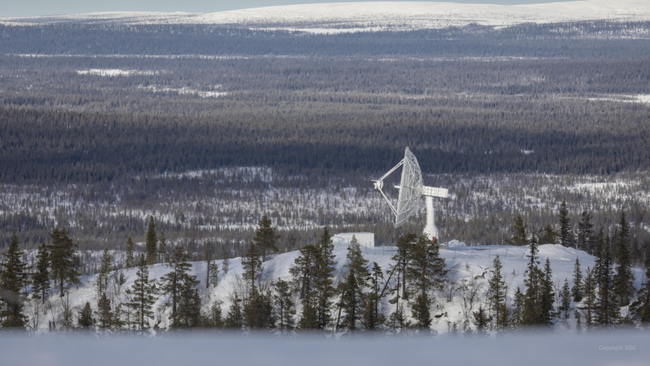 An antenna sits atop the snow at the Esrange Space Center. Image: SCC