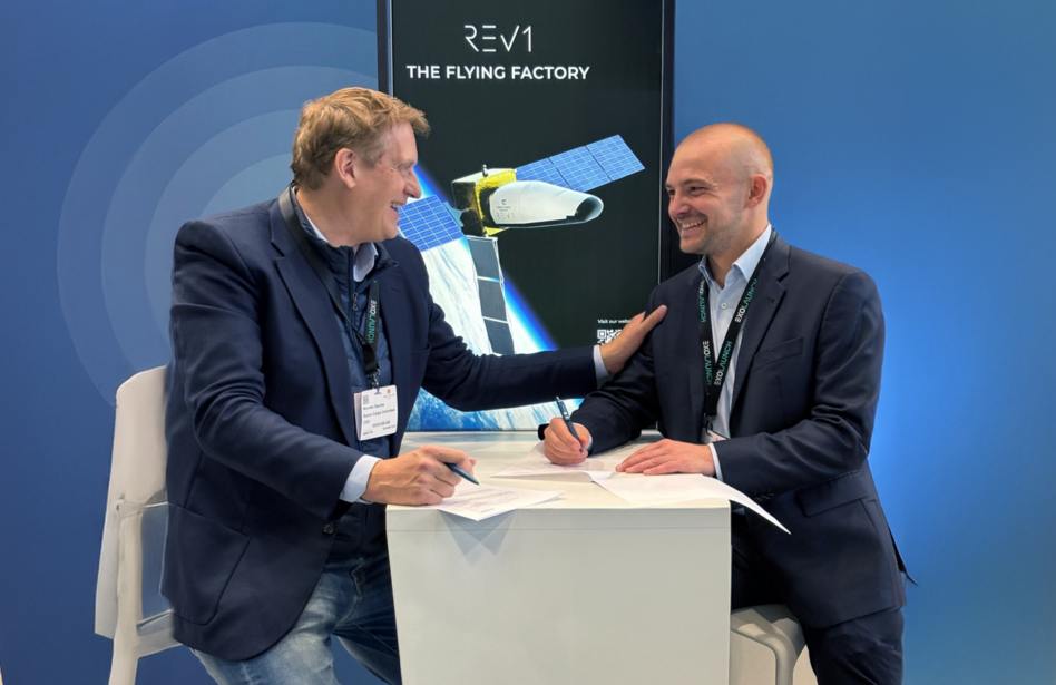 SCU CEO Nicolas Gaume (L) and ATMOS CEO Sebastian Klaus (R) seal the deal. Image: ATMOS Space Cargo