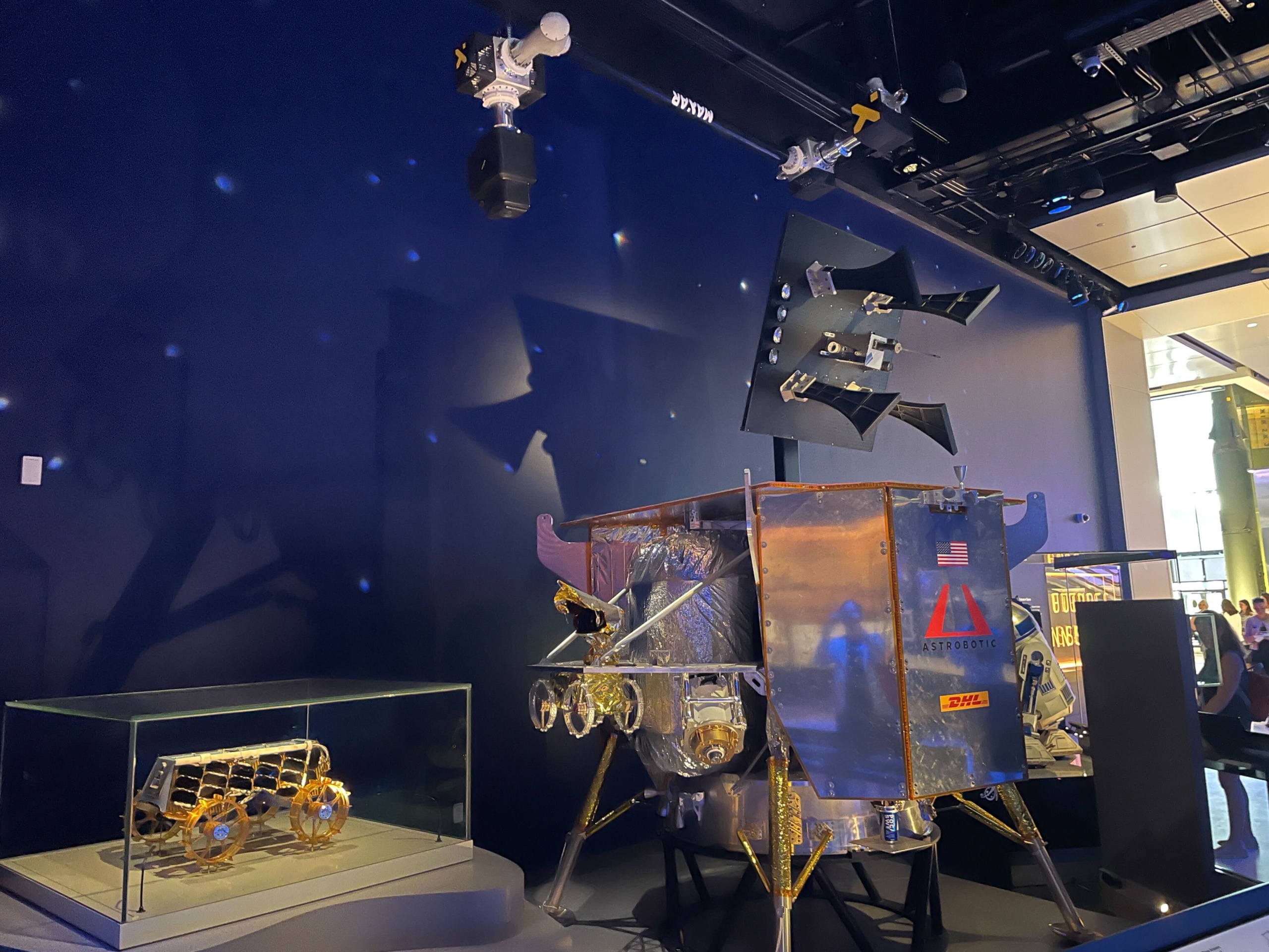 **いくつかの翻訳案：** * **スミソニアン博物館、新展示ホール「宇宙の未来」をオープン** * **スミソニアン博物館、「宇宙における未来」をテーマにした新しいホールを開設** * **スミソニアン博物館が新ホール「宇宙の未来」を公開** * **スミソニアン博物館、新たな「宇宙の未来」ホールをお披露目** **解説：** * 「Opens」は「オープンする」「開設する」「公開する」「お披露目する」など、状況によって様々な訳し方があります。 * 「Futures in Space」は「宇宙の未来」「宇宙における未来」などと訳すことができます。 * 全体的に、簡潔でニュースの見出しのような表現が適しています。 どの訳が最も自然で読みやすいかは、文脈によって異なります。例えば、より詳細な記事であれば、少し長めの翻訳の方が適切かもしれません。