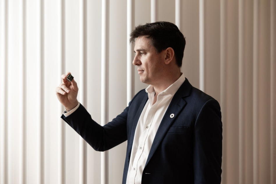 Advanced Navigation CEO Chris Shaw with a miniturized inertial system. Image: Advanced Navigation